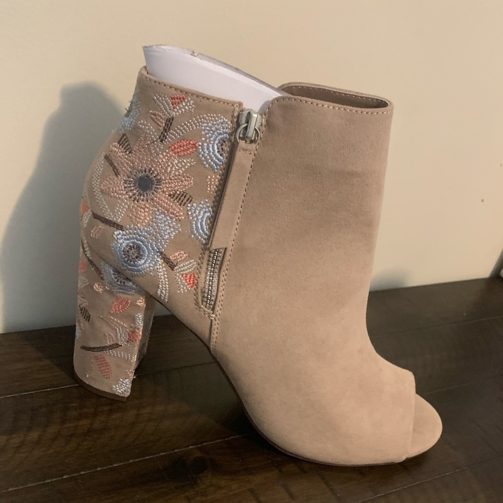 Open toe bootie, perfect for the fall weather!